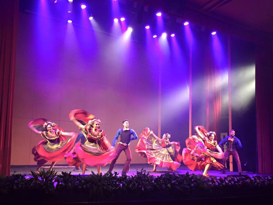 Leyenda 4 Red stage ensemble
