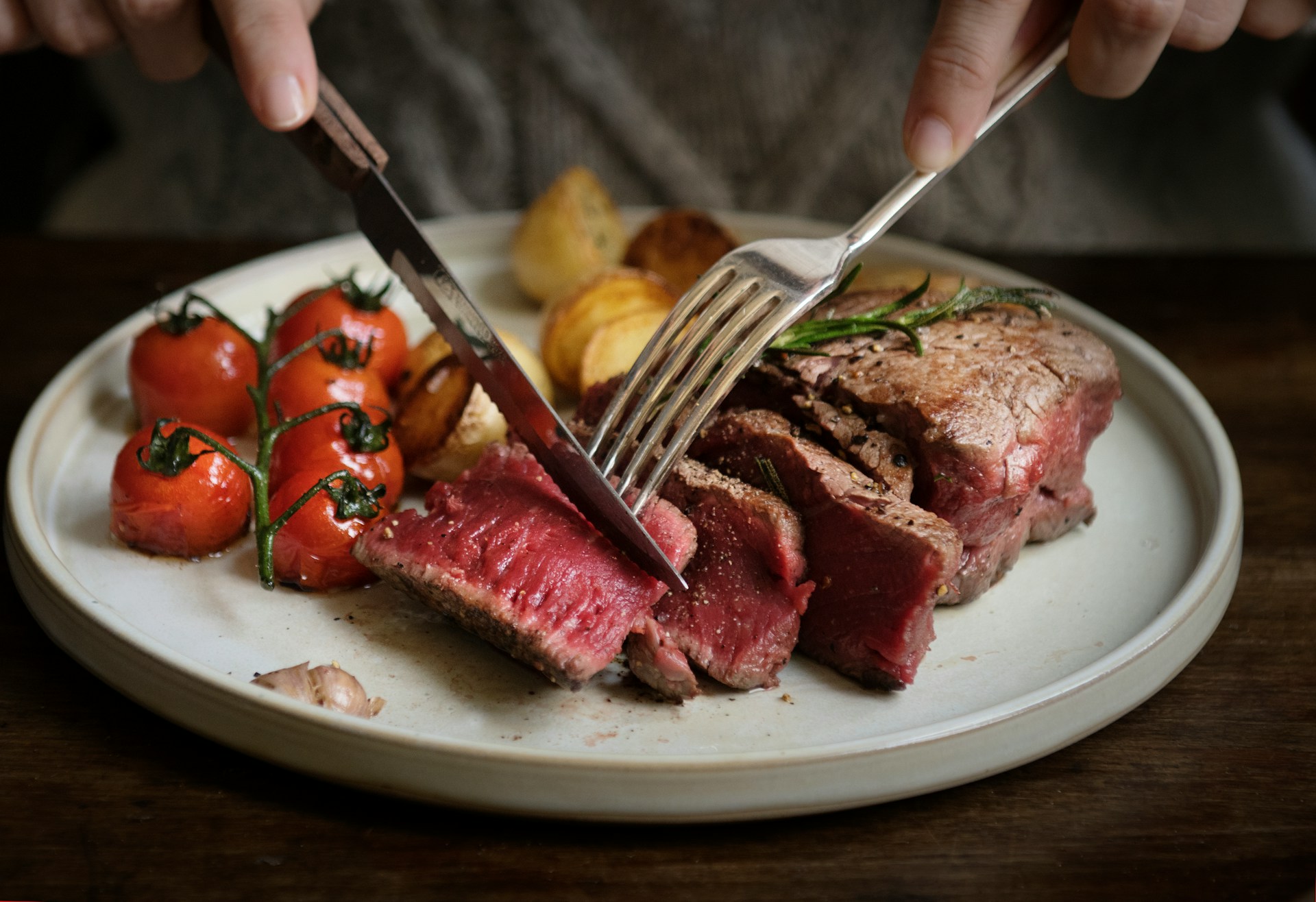 steak medium rare cutting